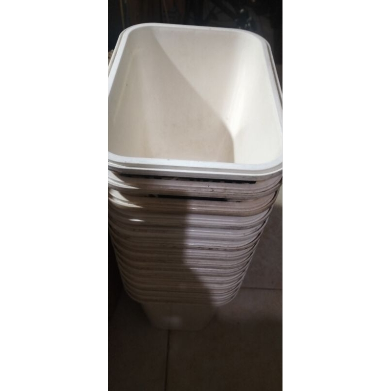 Toples bekas ice cream