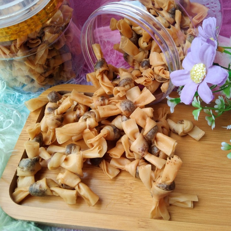

Kulit lumpia ikat simpul isi abon crispy 500g inovasi cemilan gurih & lezat - unik, renyah, cocok untuk teman ngemil di semua kondisi!