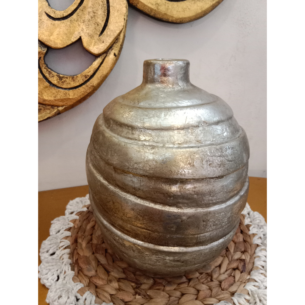 hiasan meja guci bulat silver unik tanah liat