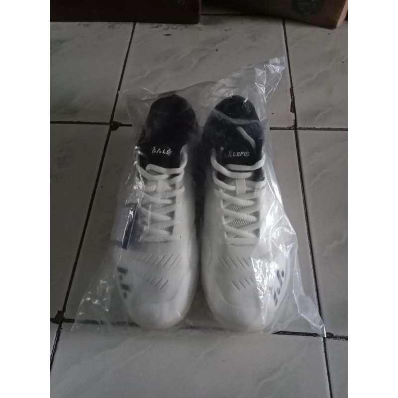 Sepatu Lefus 20