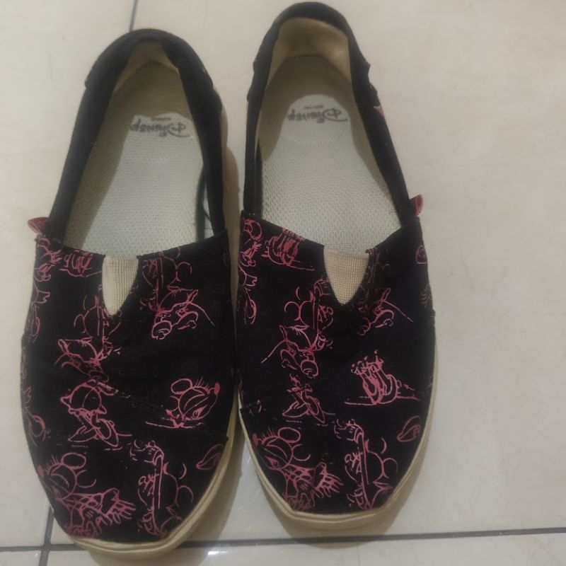 Preloved sepatu wakai disney wanita size 36