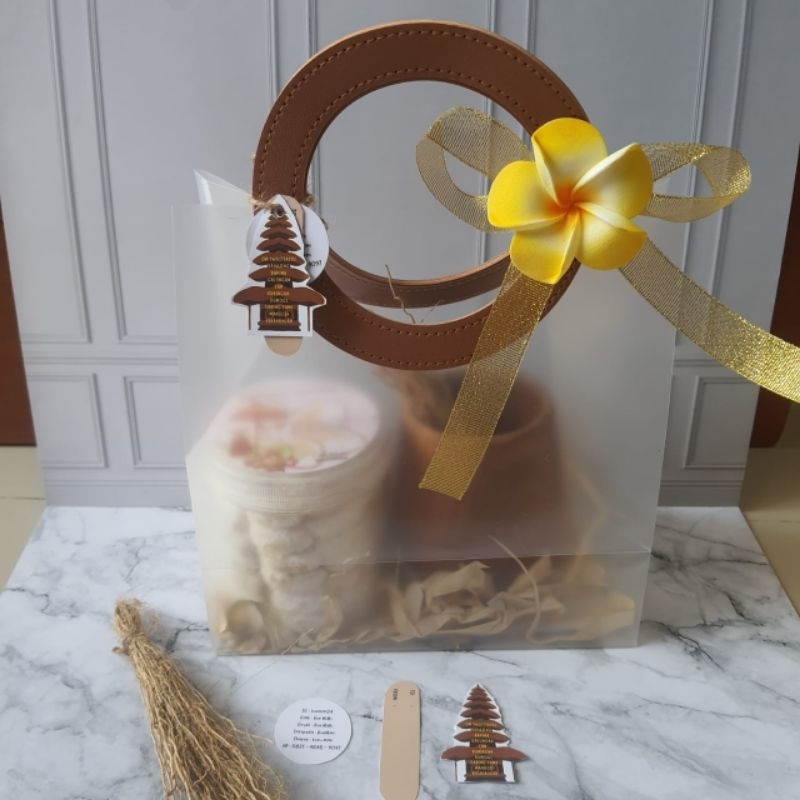 

HAMPERS GALUNGAN KUNINGAN PUTRI CANGKIR