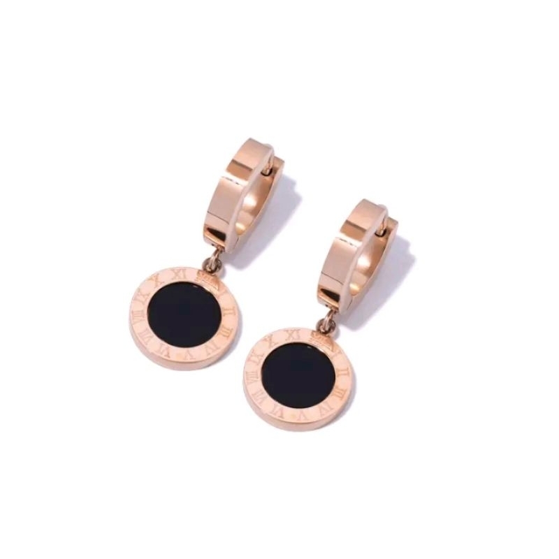 ANTING TITANIUM FASHION WANITA MOTIF BULATAN HITAM TULISAN ROMAWI