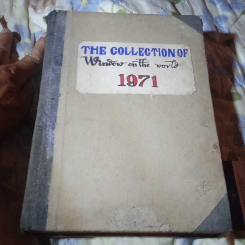 Bundel majalah jadul, the collection of window in the world, berisi 24 majalah dari nomor 1 sampai n
