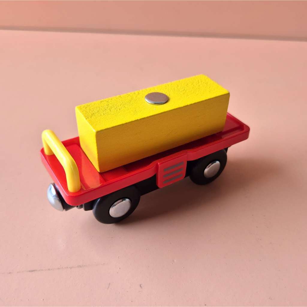 Gerbong kereta berwarna muatan kayu besi sambungan magnetic kompatibel kereta track rel kayu