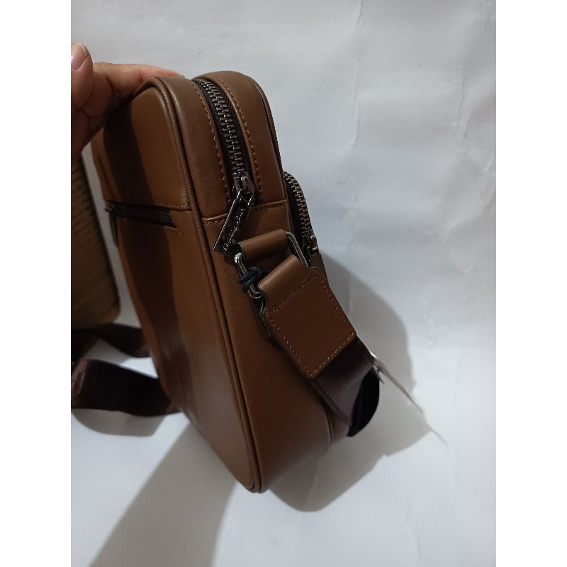 Tas hush puppies cowok warna cokelat