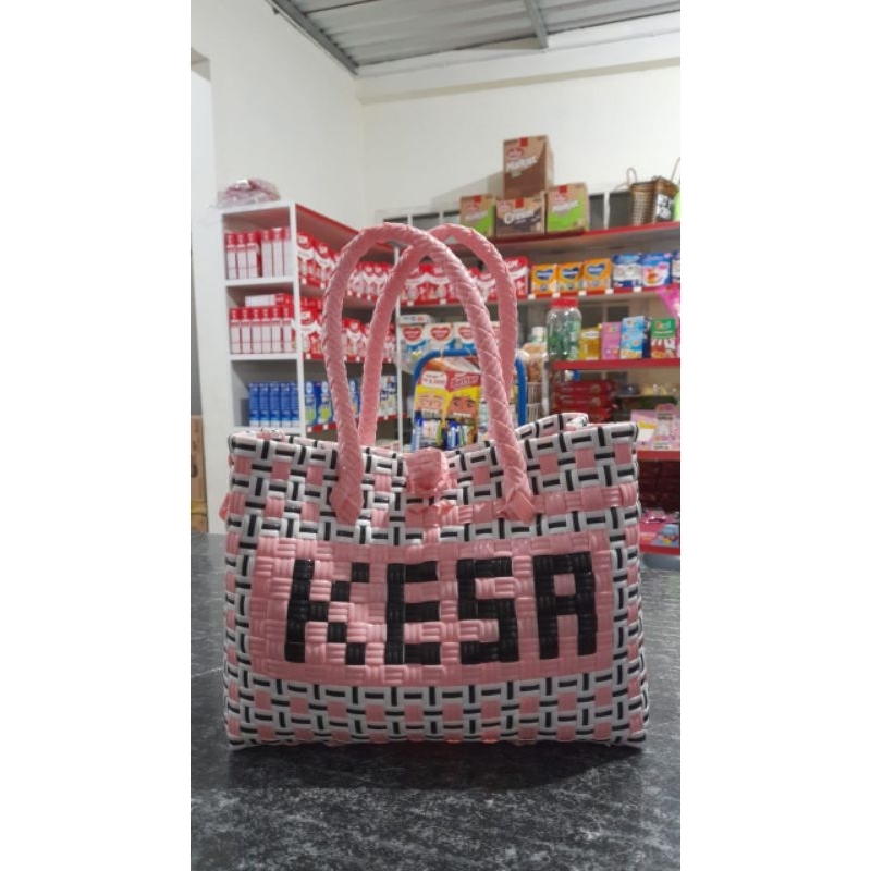 tas anyaman pety S pakai nama