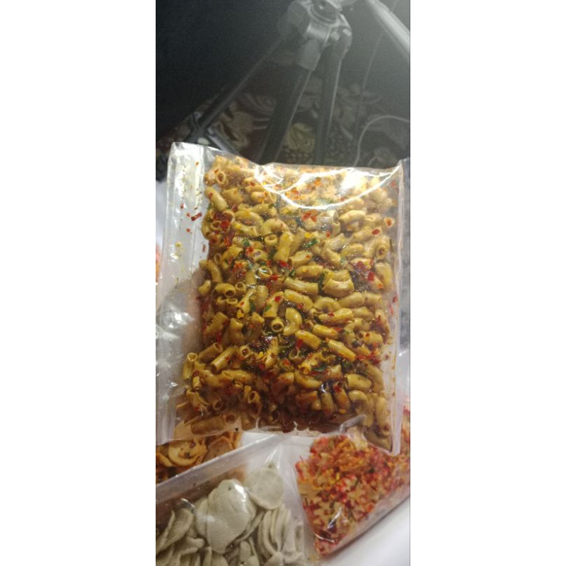 

SEBLAK KERING MAKRONI PEDAS GURIH EXTRA DAUN JERUK UKURAN 500GRAM, CEMILAN VIRAL KEKINIAN