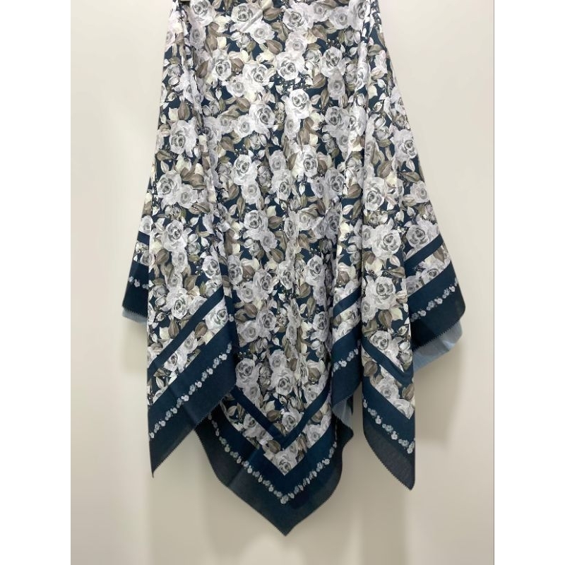[VOAL SQUARE MOTIF] Jilbab Segiempat Voal Premium Motif Bunga Navy