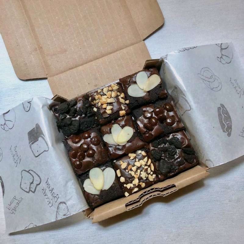 

Fudgy Brownis Shiny Crust uk 10x10 cm
