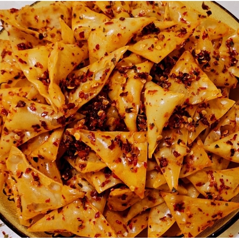 

READY Keripik Pangsit 500 gr | Keripik Renyah Gurih Pedas Spicy | Cemilan Kekinian Halal