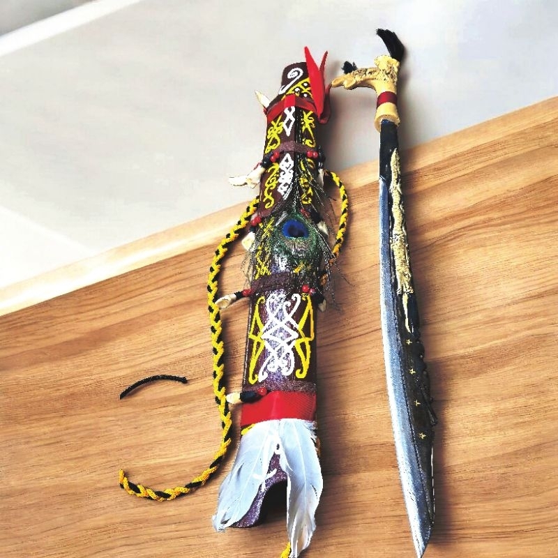 Dekorasi Mandau Ukiran Dayak Naga 65cm  Hiasan Unik Bulu Ayam & Merak