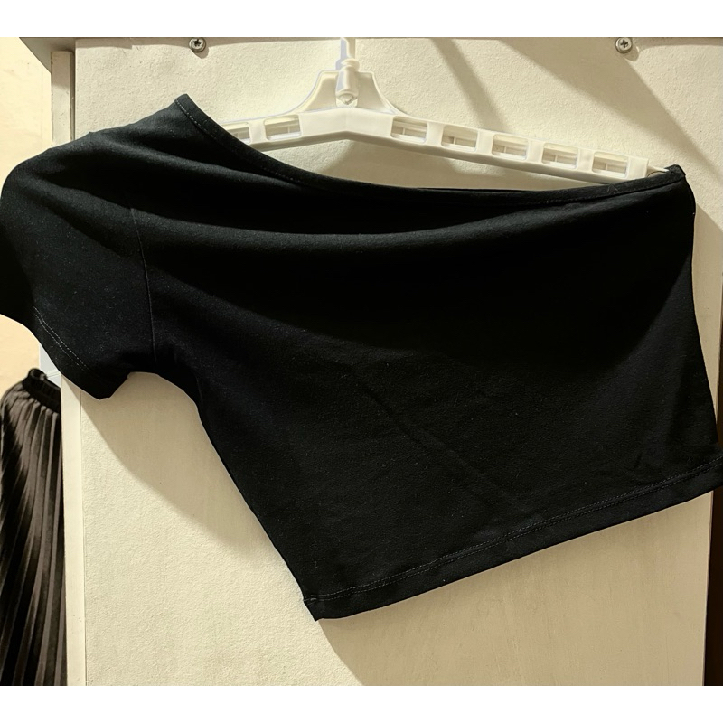 One shoulder crop top