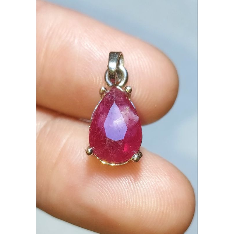 liontin batu Ruby merah delima