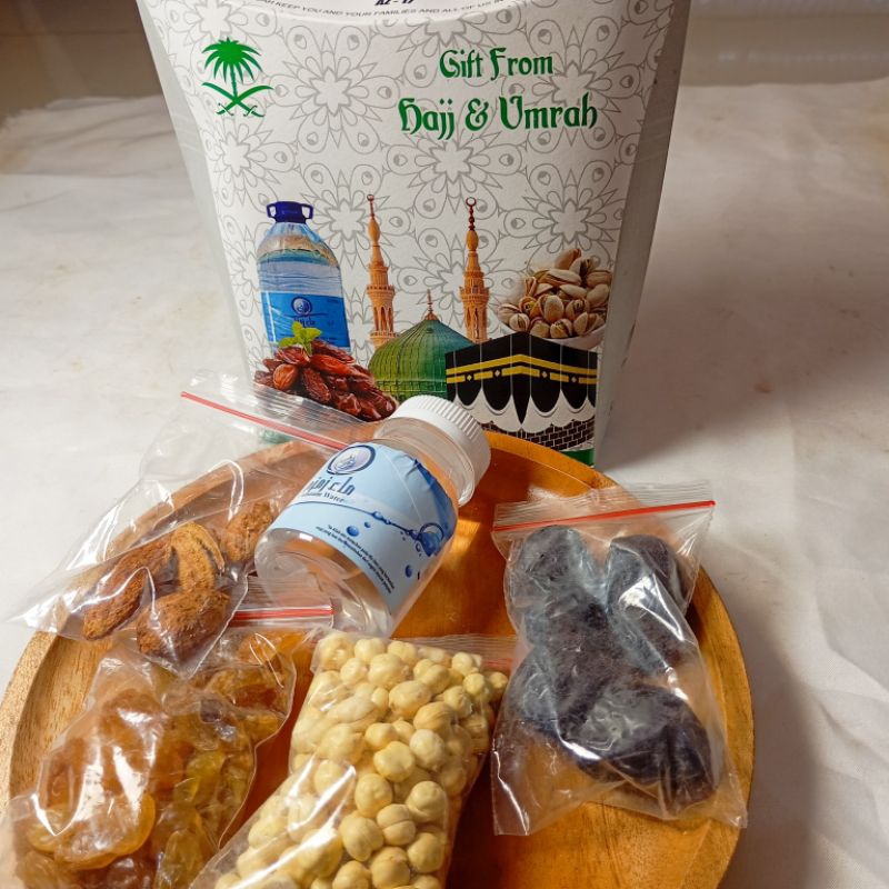 

Paket oleh oleh umrah 5 macam / dus / kacang arab / kismis asam manis / kurma azwa / kacang almond / air zam zam / oleh oleh haji