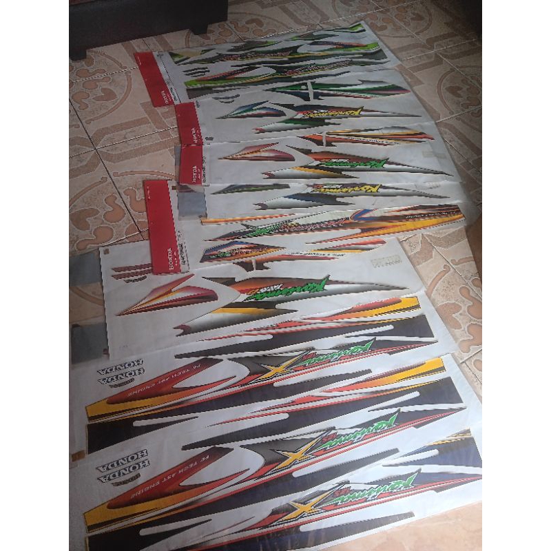 borongan striping original karisma x 125D dan karisma 125D KPH sesuai foto 9 set