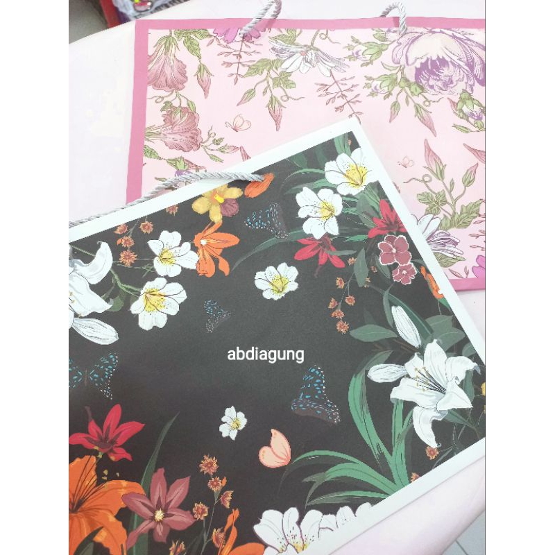 

PAPER BAG MOTIF BUNGA UK SEDANG / PCS