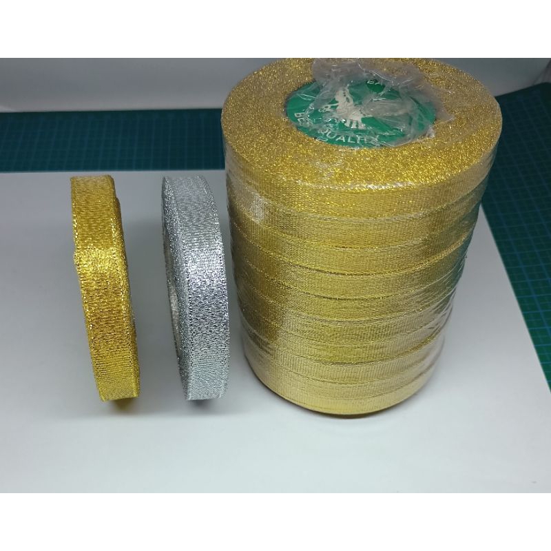 

pita emas / perak 1/2inchi ( lebar:1.2cm ) ( isi:20yard )