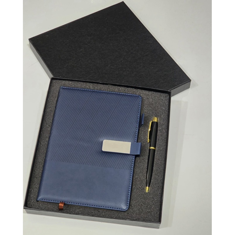 

FREE Custom Grafir Nama Giftset Souvenir Eksklusif NotAG A5 Dan Pulpen Souvenir Mewah Event