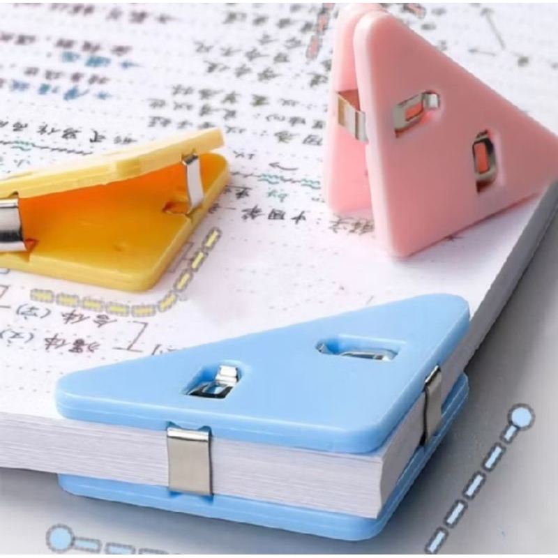 

Paper Clip Segitiga Warna-Warni Klip Sudut Penjepit Buku Akrilik Penjepit Kertas Binder Plastik Clips Book & Paper Corner Perlengkapan Kantor dan Sekolah.