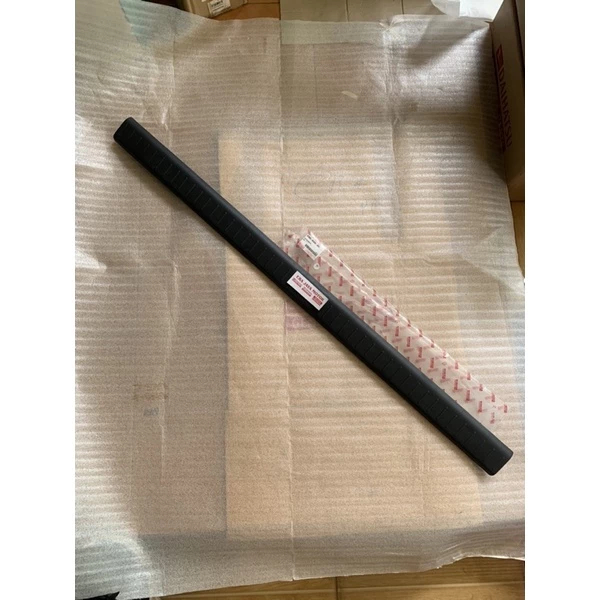 Cover Plat Penjepit Karpet Pintu Bagasi Belakang Grand Max Original