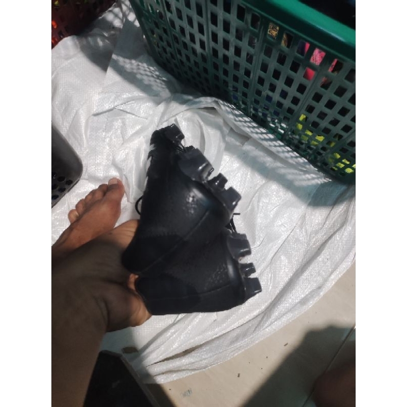 SEPATU SEPAK BOLA SECOND ORII SIZE 42. KONDISI BAIK