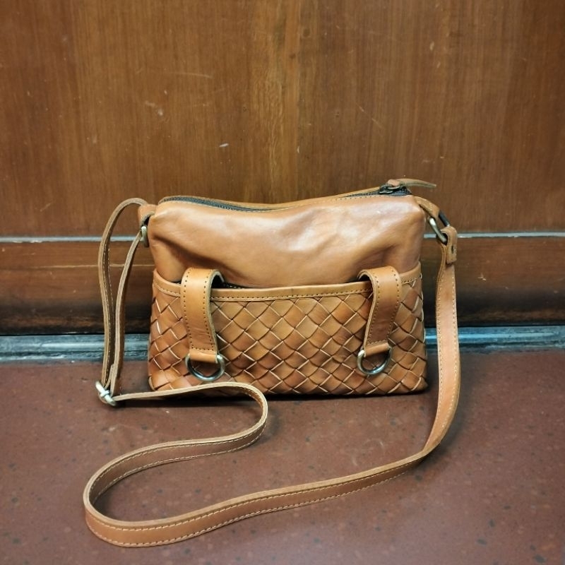 Tas slempang saku anyam kulit sapi asli jogja