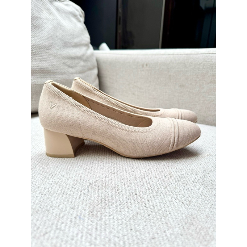 preloved Vivaia size 37,5 almond toe chunku heels warna golden almond