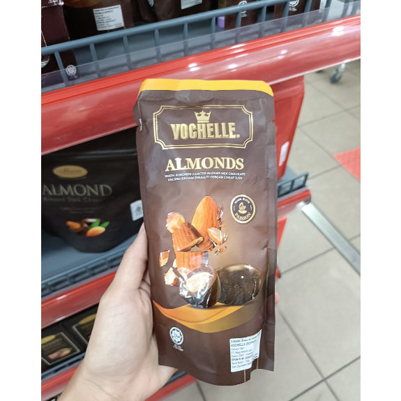 

Vochelle coklat pouch 100gr fruits and nuts / Almond / hazelnut