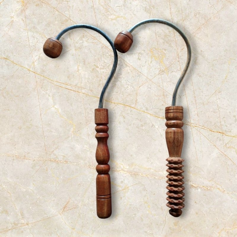 Alat pijat kesehatan kayu. Pijat punggung relaksasi.