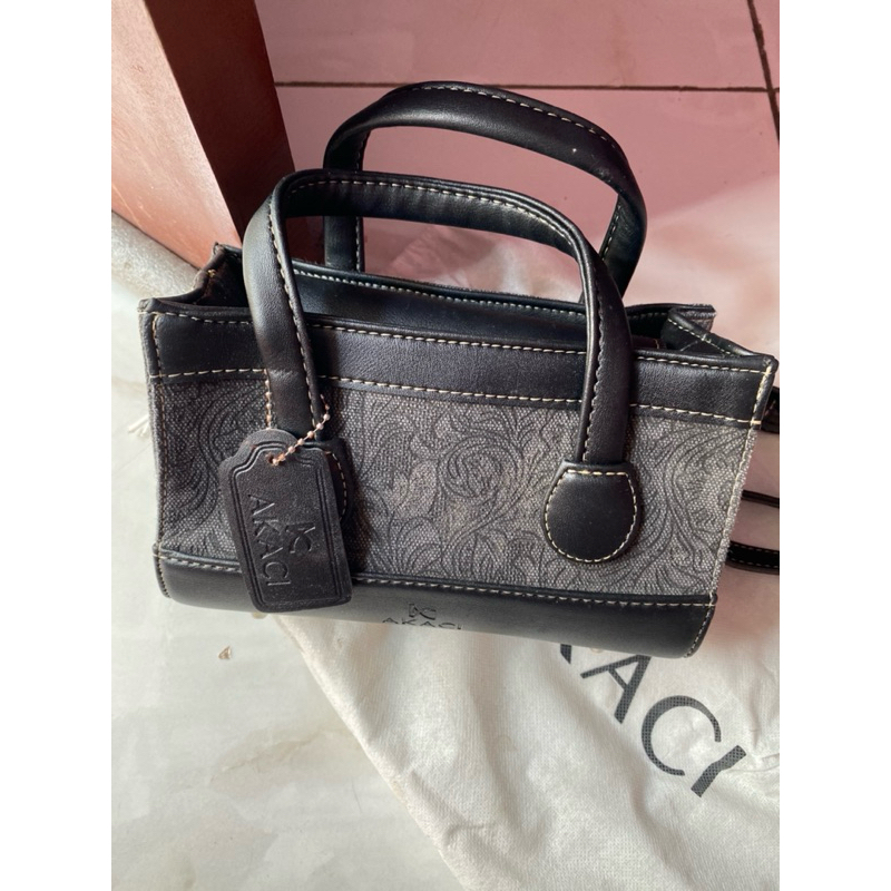 Tas akaci