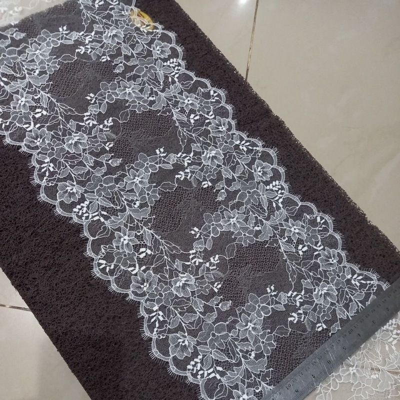 

Renda kumis/ renda paris/ renda semi prancis 12.5 - 27cm lembaran 3 yard