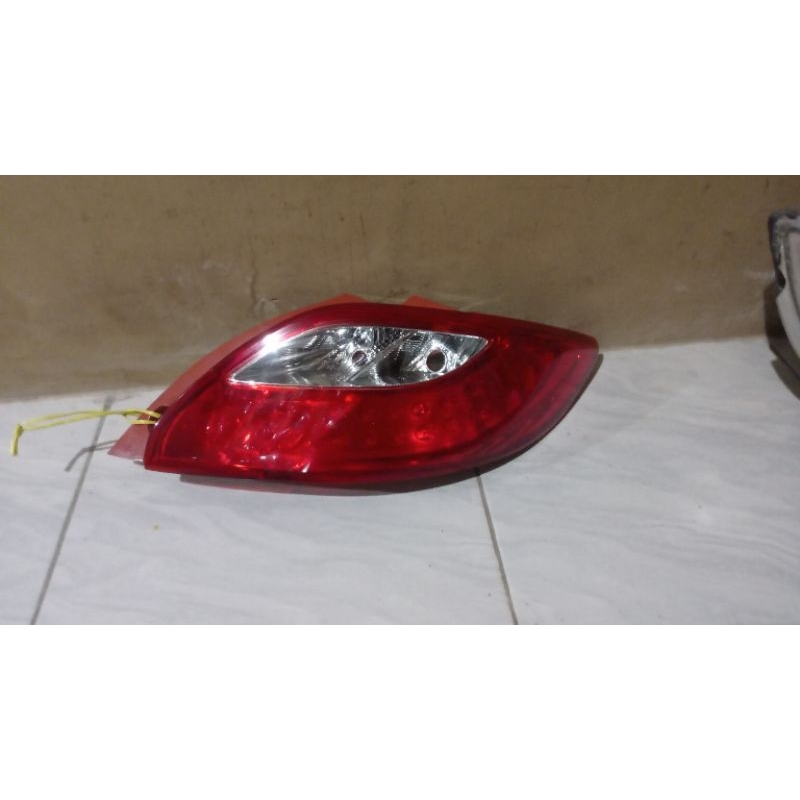 stoplamp lampu belakang mazda 2