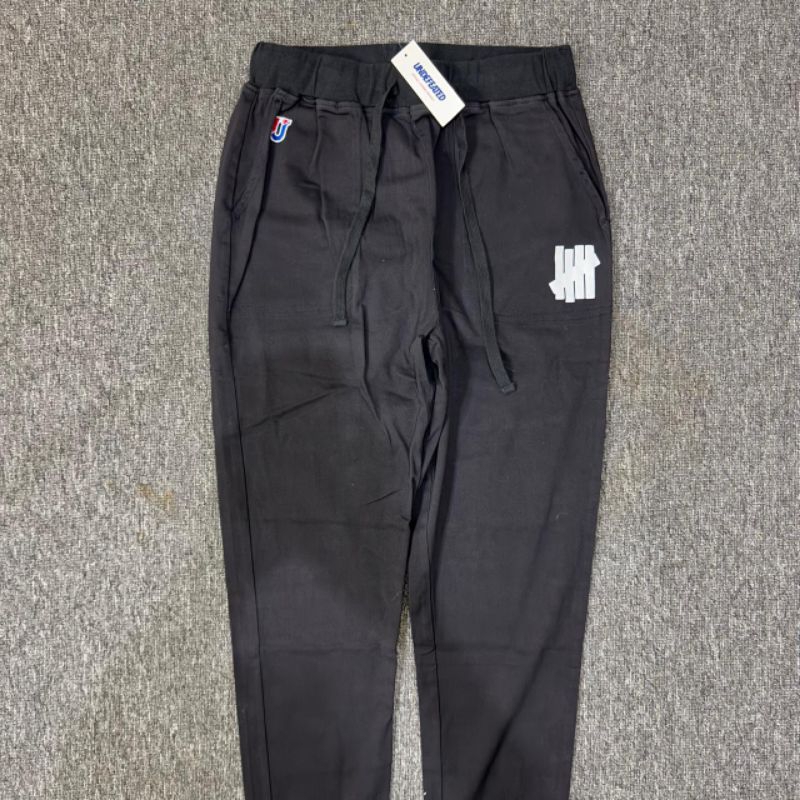 UNDEFEATED - Celana jogger logo bordir