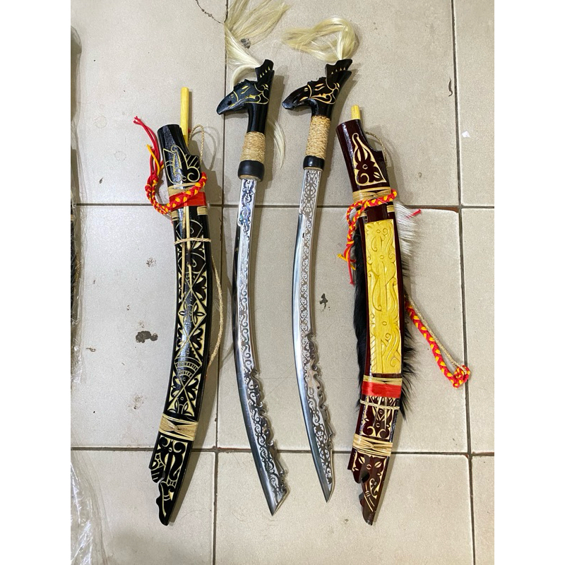 MANDAU BAJA PUTIH MELENGKUNG KHAS DAYAK KALIMANTAN