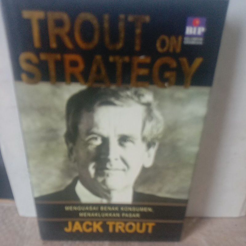 BUKU, TROUT ON STRATEGI, menguasai benak konsumen, menaklukkan pasar, Jack Trout