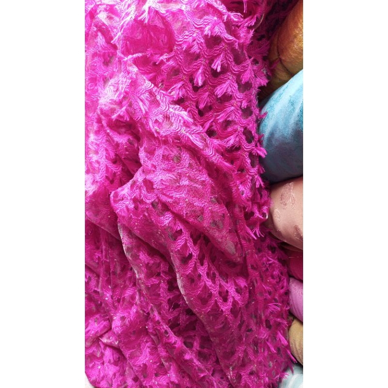 kain organza motif bulu