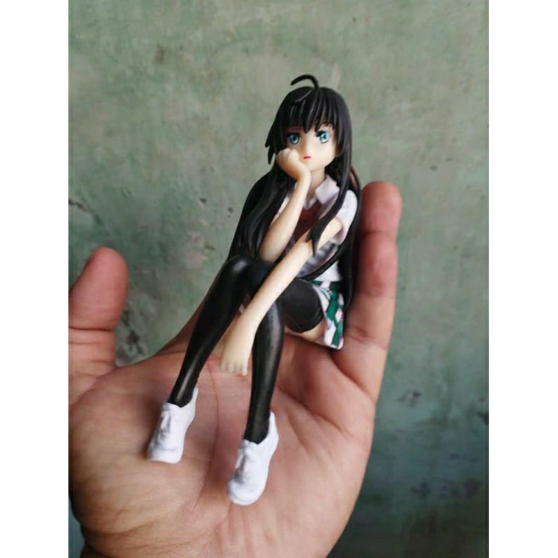 figure yukino lagi duduk