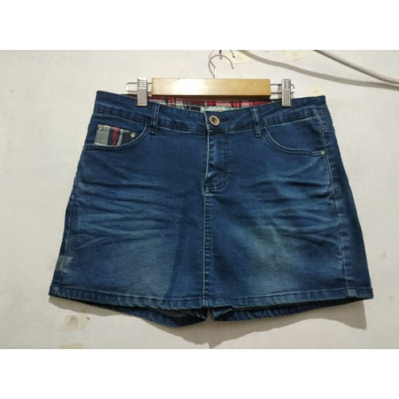 Rok Celana T2000 Size L ( Pree Loved )