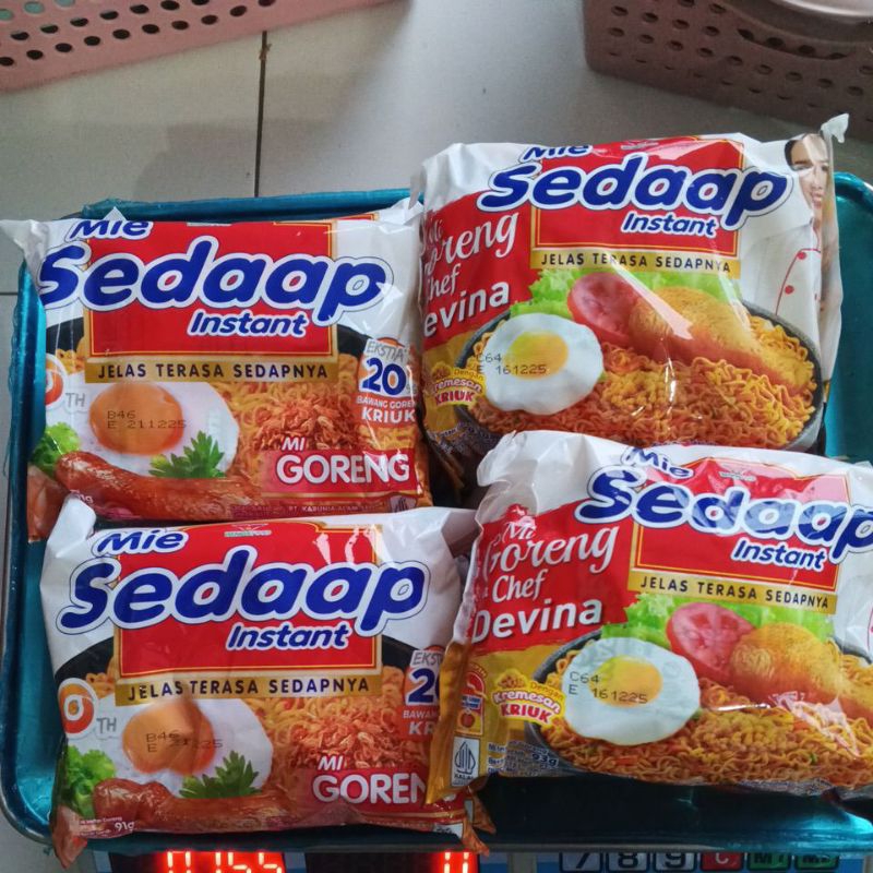 

MIE SEDAAP GORENG ALA CHEF DEVINA ISI 4/ GORENG BIASA ISI 4