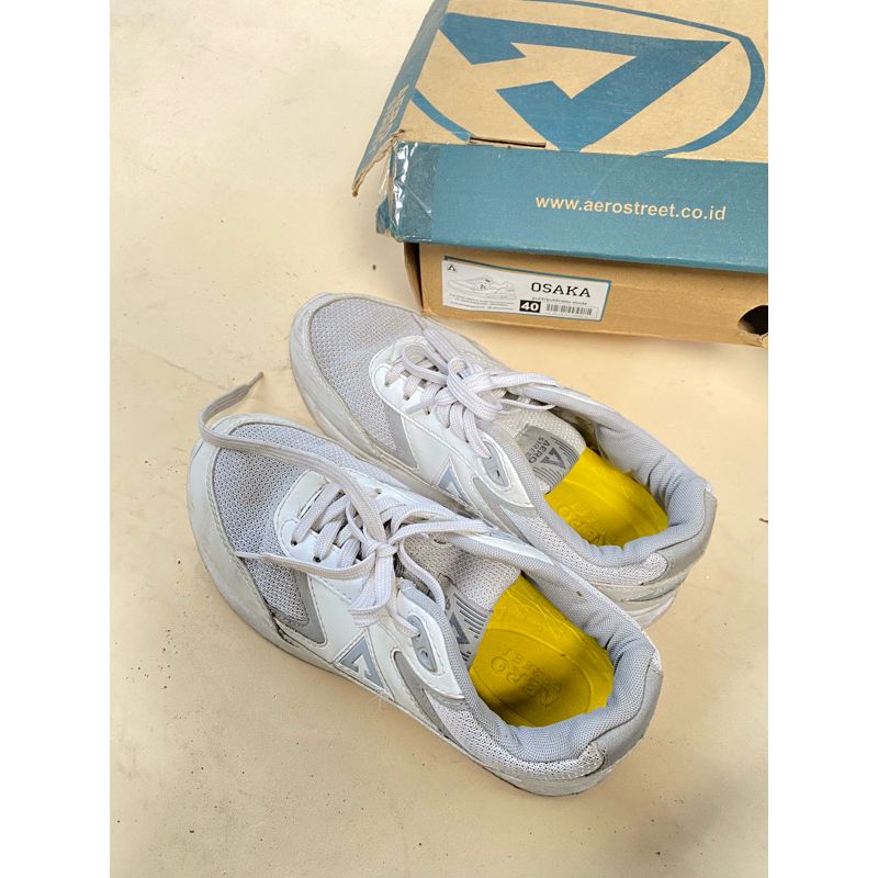 preloved aerostreet osaka white