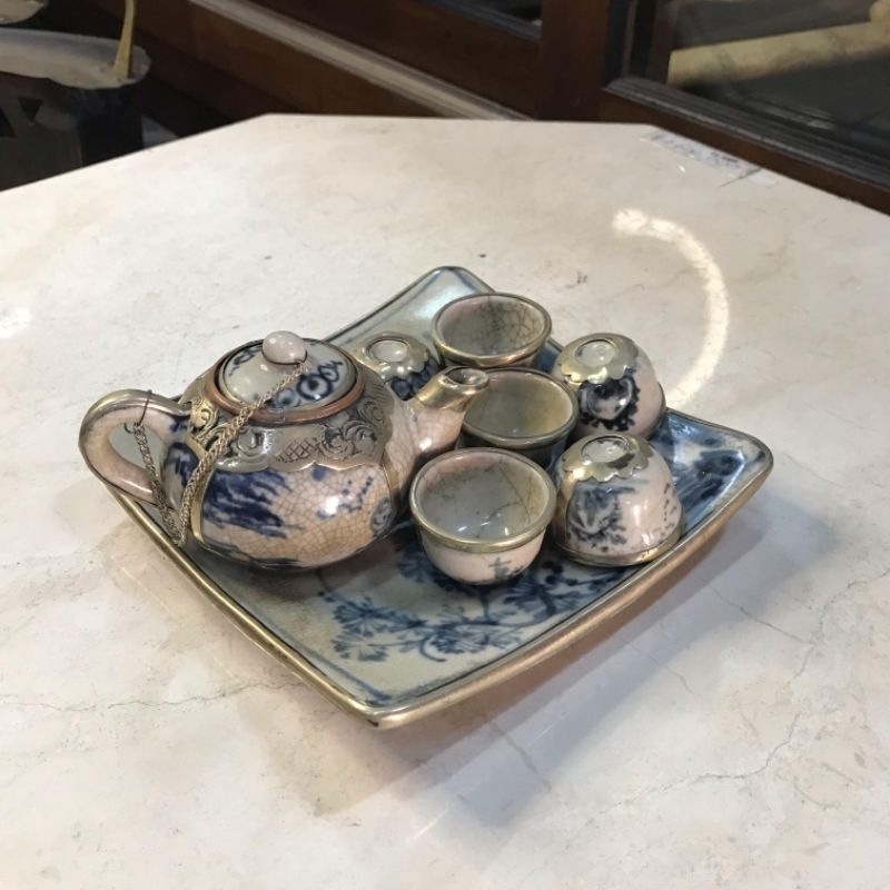 Set Teko Teh Tea Set Mini Keramik China Biru Putih dengan Piring Kotak dan Ornamen Kuningan Lawas Ja