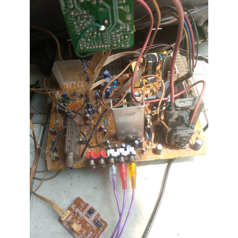 Mesin TV tabung slim 21inc merk Polytron crystaline, normal