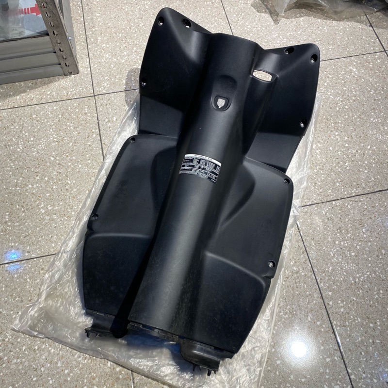 COVER BODY KASAR BAWAH LACI VARIO 110 KARBU ASSY ORIGINAL AHM