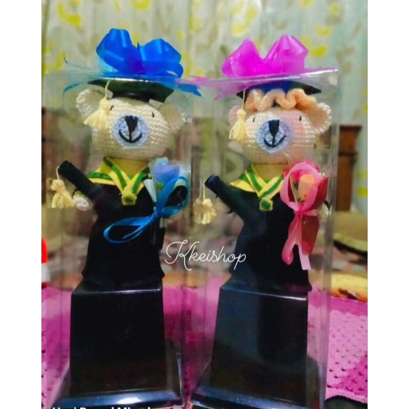 boneka wisuda rajut