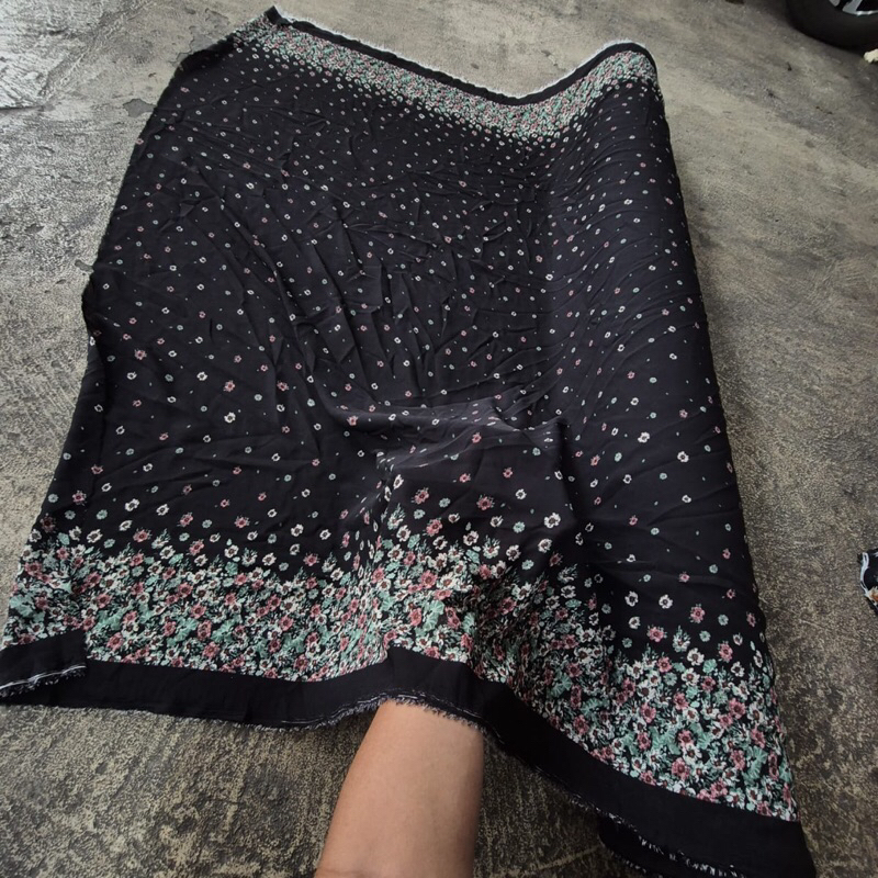 kain satin silk motif - kain satin silk motif bunga - kain satin silk motif impor - kain satin silk 