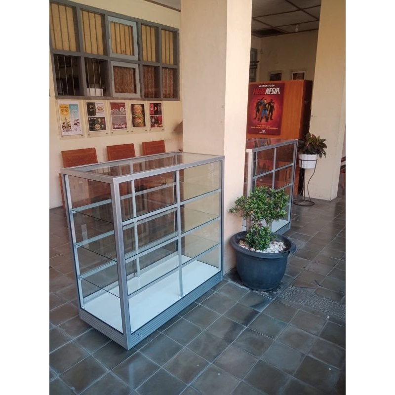 KHUSUS JOGJA. Etalase toko etalase kaca