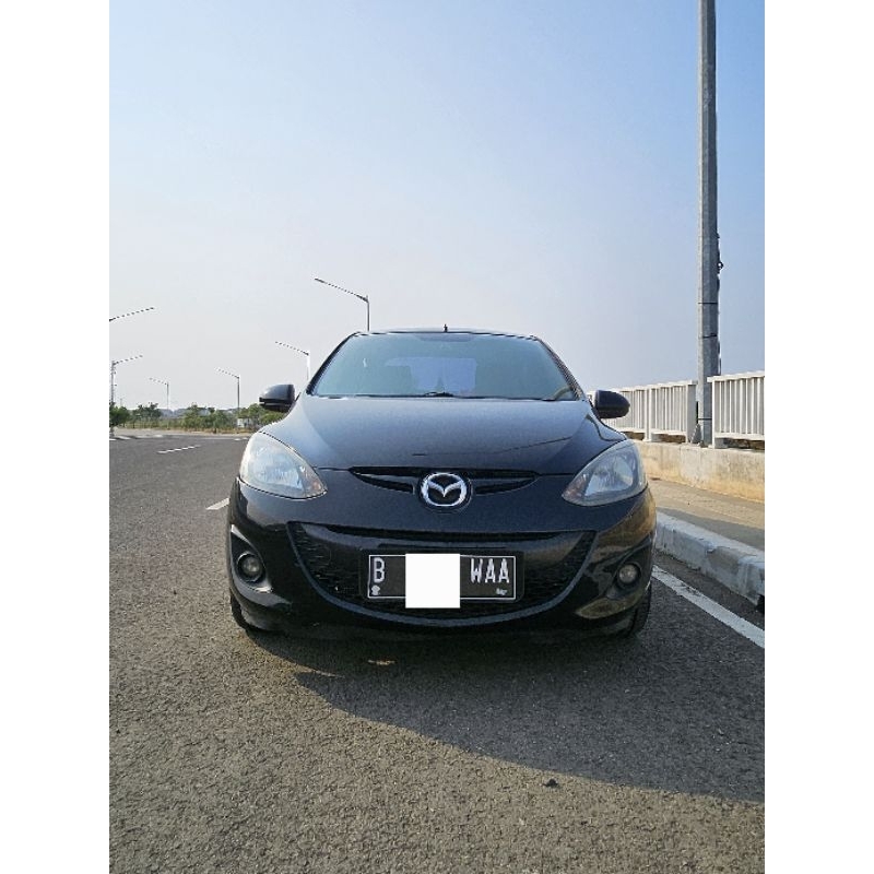 Mazda 2 tahun 2010 sedan