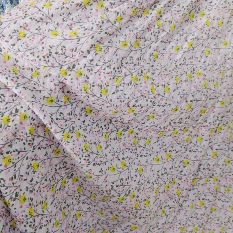 kain katun crinkle motif - kain katun motif bunga - kain katun soft pink - kain katun - harga perset