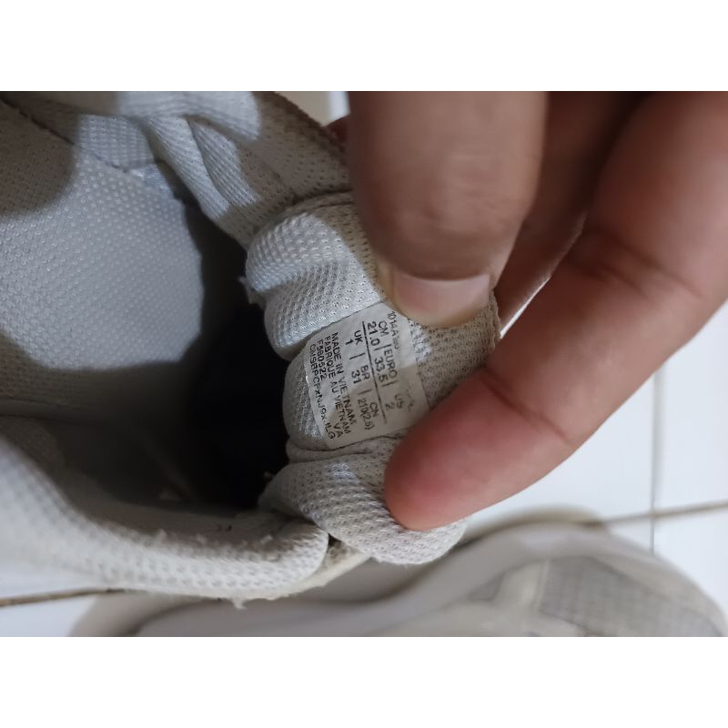 sepatu anak asics putih velcro